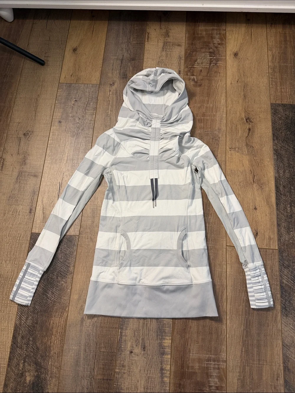 Lululemon Athletica Run Stay On Course Grey White Stripped Pullover Hoodie Sz 4